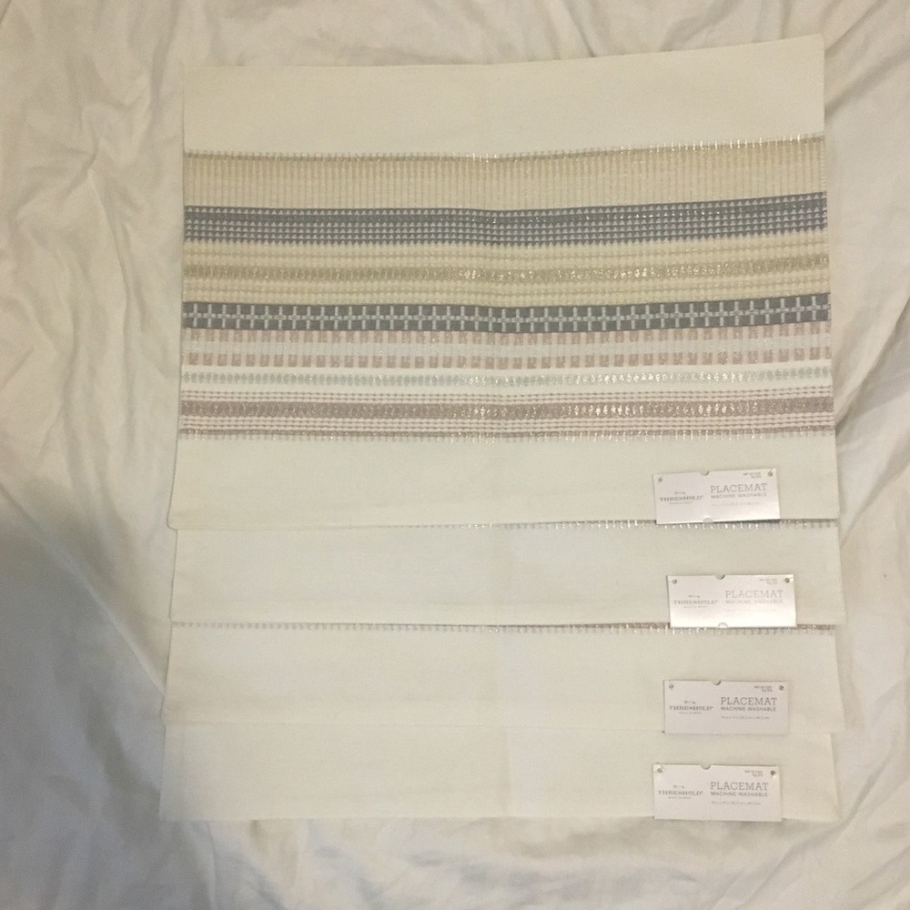 NWT Threshold white placemats and table runner set